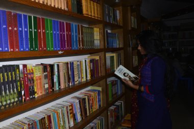 Bangladeş Halkı, 14 Ağustos 2017 'de Bangladeş' in Dhaka kentindeki bir kitapçıda kitap almak için Roman, Tarih, Edebiyat ve diğer kitapları okur ve arar. 