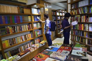 Bangladeş Halkı, 14 Ağustos 2017 'de Bangladeş' in Dhaka kentindeki bir kitapçıda kitap almak için Roman, Tarih, Edebiyat ve diğer kitapları okur ve arar. 