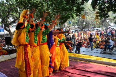 Bahar 'ın ilk günü Basanto Utsab' da Bangladeş 'in Dhaka kentindeki Dhaka Üniversitesi Güzel Sanatlar Enstitüsü' nde renkli düz toz. 