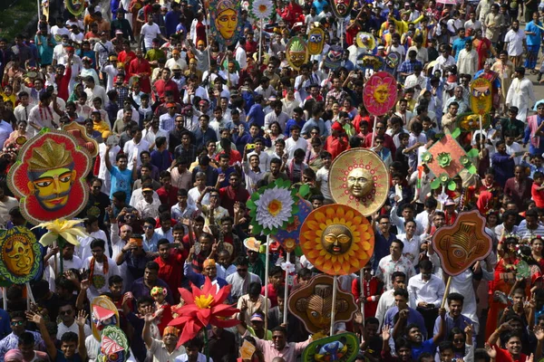 孟加拉国人民参加了2017年4月14日星期五在孟加拉国达卡举行的庆祝孟加拉新年第一天或 Pahela Baisshakh 的游行 上周五 数千名孟加拉国人举行了展览 音乐会 庆祝他们的新年 — 图库照片