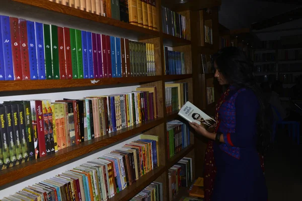 Bangladesh Les Peuples Lisent Recherchent Livres Nouveaux Historiques Littéraires Autres — Photo