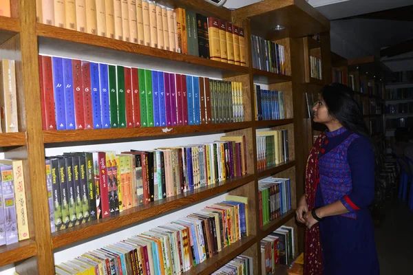 Bangladesh Les Peuples Lisent Recherchent Livres Nouveaux Historiques Littéraires Autres — Photo