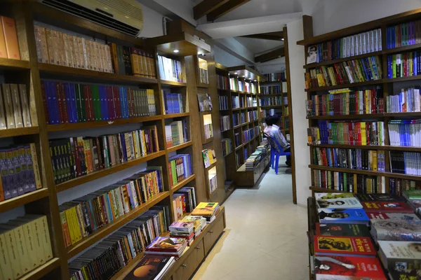 Κάτοικοι Του Μπαγκλαντές Διαβάζουν Και Αναζητούν Βιβλία Για Αγορά Βιβλιοπωλείο — Φωτογραφία Αρχείου