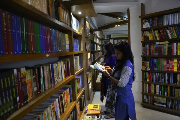 Pueblos Bangladesíes Leen Buscan Libros Novela Histórico Literatura Otros Libros —  Fotos de Stock