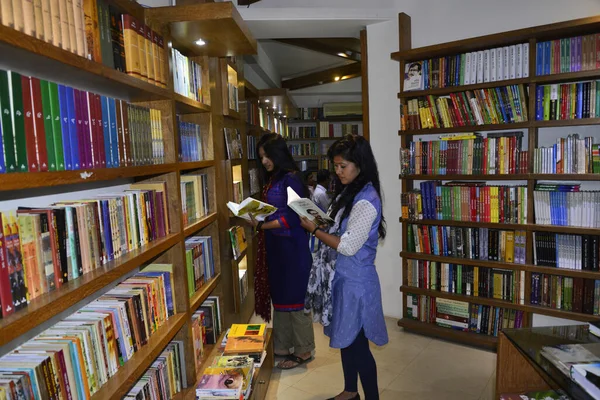 Народ Бангладеш Читає Шукає Роман Історичний Літературний Інші Книги Купівлі — стокове фото