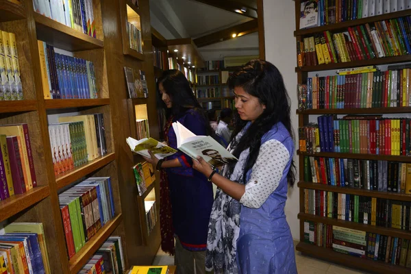 Bangladesh Les Peuples Lisent Recherchent Livres Nouveaux Historiques Littéraires Autres — Photo