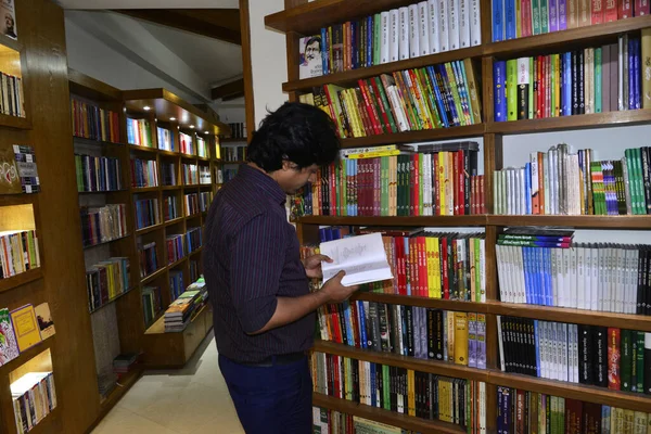 Bangladeshi People Read Search Powieść Historyczne Literatura Inne Książki Kupienia — Zdjęcie stockowe