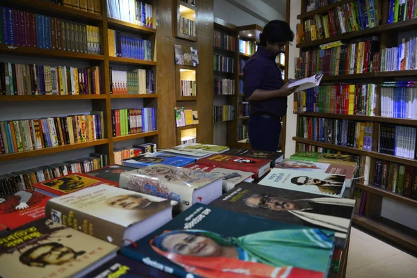 Bangladeshi People Read Search Powieść Historyczne Literatura Inne Książki Kupienia — Zdjęcie stockowe
