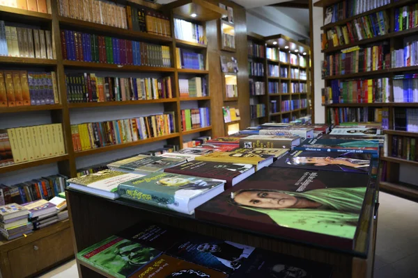 Ladenbesitzer Stellte August 2017 Einer Buchhandlung Dhaka Bangladesch Romane Historisches — Stockfoto