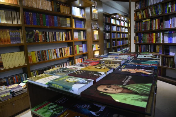 Shopkeeper Представив Книги Novel Historical Literature Інші Продажу Книжковому Магазині — стокове фото