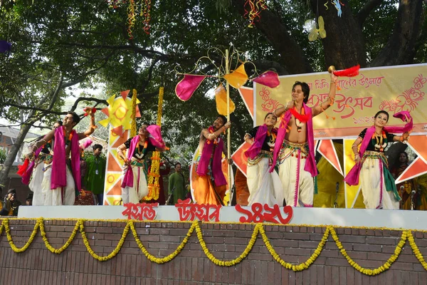 孟加拉国达卡达卡达卡大学美术学院春季第一天在Basanto Utsab举行的彩色素粉活动 — 图库照片