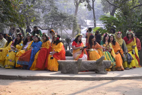 Lidé Zúčastnili Příležitosti Basanto Utsab První Jarní Den Dhaka University — Stock fotografie