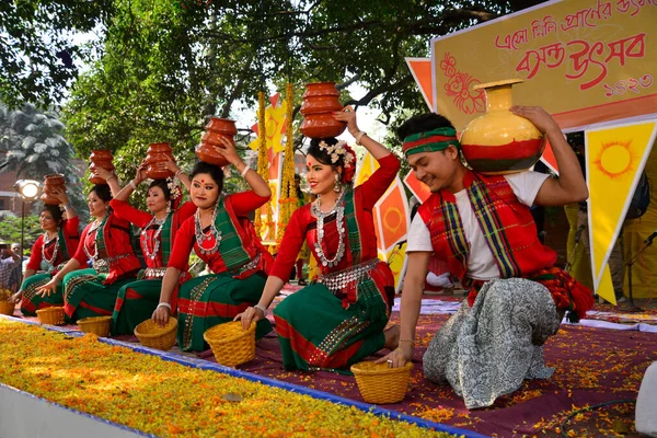 孟加拉国达卡达卡达卡大学美术学院春季第一天在Basanto Utsab举行的彩色素粉活动 — 图库照片
