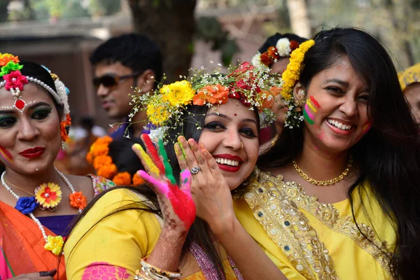 人民参加了孟加拉国达卡达卡达卡大学美术学院春季第一天的Basanto Utsab节 — 图库照片
