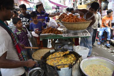 Tedarikçi, Dhaka, Bangladeş 'teki Kutsal Ay Ramazanı' nın ilk günü olarak Tebeşir Çarşısı 'ndaki geleneksel Ifter pazarında müşteriler için yiyeceklerle birlikte bekliyor. 28 Mayıs 2017