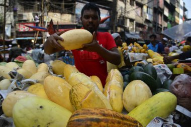 Tedarikçi, Bangladeş 'in Dhaka kentindeki Kutsal Ay Ramazan ayının ilk günü olarak Tebeşir Çarşısı' ndaki geleneksel Ifter pazarında müşteriler için meyvelerle bekliyor. 28 Mayıs 2017