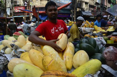 Tedarikçi, Bangladeş 'in Dhaka kentindeki Kutsal Ay Ramazan ayının ilk günü olarak Tebeşir Çarşısı' ndaki geleneksel Ifter pazarında müşteriler için meyvelerle bekliyor. 28 Mayıs 2017