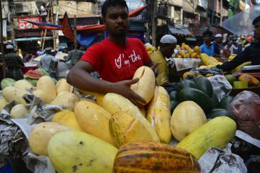 Tedarikçi, Bangladeş 'in Dhaka kentindeki Kutsal Ay Ramazan ayının ilk günü olarak Tebeşir Çarşısı' ndaki geleneksel Ifter pazarında müşteriler için meyvelerle bekliyor. 28 Mayıs 2017