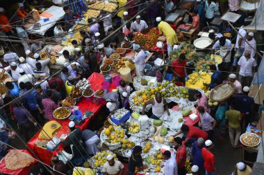 Tebeşir Çarşısı 'ndaki geleneksel Ifter pazarına bakıldığında, Bangladeş' in Dhaka kentindeki Kutsal Ramazan ayının ilk günü olarak görülüyor. 28 Mayıs 2017