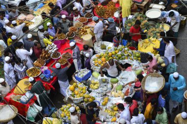 Tebeşir Çarşısı 'ndaki geleneksel Ifter pazarına bakıldığında, Bangladeş' in Dhaka kentindeki Kutsal Ramazan ayının ilk günü olarak görülüyor. 28 Mayıs 2017
