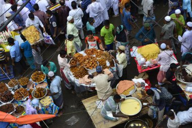 Tebeşir Çarşısı 'ndaki geleneksel Ifter pazarına bakıldığında, Bangladeş' in Dhaka kentindeki Kutsal Ramazan ayının ilk günü olarak görülüyor. 28 Mayıs 2017
