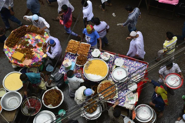 Sprzedawca Czeka Żywnością Dla Klientów Tradycyjnym Rynku Wędrowca Chalk Bazar — Zdjęcie stockowe