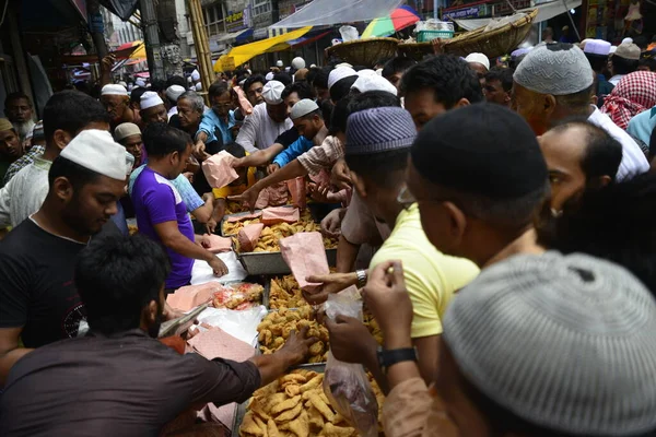 在孟加拉国达卡的斋月的第一天 销售商在传统的Ifter市场Chalk Bazar等待顾客的食品 2017年5月28日 — 图库照片