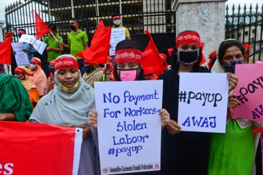 Sammilito Giyim Sramik Feduretion aktivisti, 26 Haziran 2020 'de Bangladeş' in Dhaka kentinde 19 salgını sırasında fabrika kapanması sonucu işçileri istifaya ve hamile kadınların kovulmasına karşı bir protesto gösterisi düzenledi.