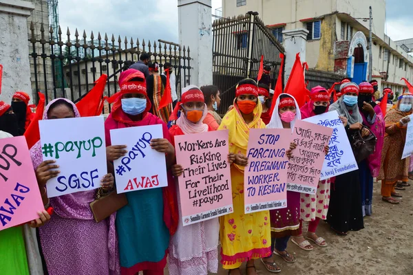 Sammilito Giyim Sramik Feduretion aktivisti, 26 Haziran 2020 'de Bangladeş' in Dhaka kentinde 19 salgını sırasında fabrika kapanması sonucu işçileri istifaya ve hamile kadınların kovulmasına karşı bir protesto gösterisi düzenledi.