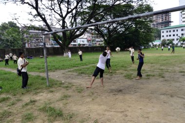 Bangladeşli kolaj öğrencileri Kolaj sahasında futbol oynuyorlar Dhaka şehrinde ders arasında, Bangladeş. 23 Temmuz 201 'de