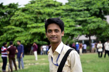 Bangladeşli kolaj öğrencileri Dhaka şehrinde ders arasında kolaj sahasında yürüyorlar. 23 Temmuz 2017 'de