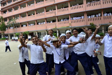 Bangladeşli okul öğrencileri Dhaka şehrinde ders arasında Bangladeş 'te okul sahasında yürüyorlar. 23 Temmuz 2017 'de