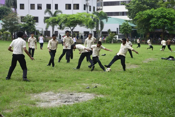 バングラデシュバングラデシュのダッカ市で授業休憩時間にサッカーをするバングラデシュのコラージュ学生 201年7月23日 — ストック写真