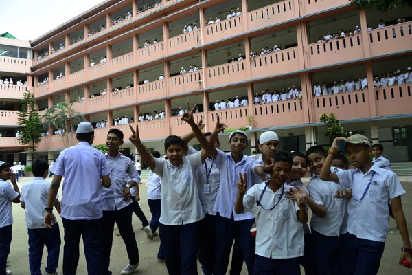 Estudantes Escola Bangladesh Caminhando Chão Escola Hora Pausa Aula Cidade — Fotografia de Stock