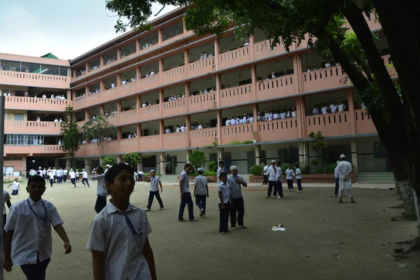 Бангладешские Школьники Прогуливаются Школьной Площадке Перерыве Между Занятиями Городе Дакка — стоковое фото