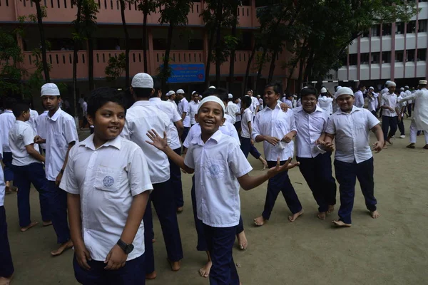 Estudantes Escola Bangladesh Caminhando Chão Escola Hora Pausa Aula Cidade — Fotografia de Stock