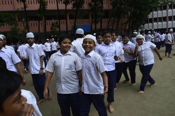 Estudantes Escola Bangladesh Caminhando Chão Escola Hora Pausa Aula Cidade — Fotografia de Stock