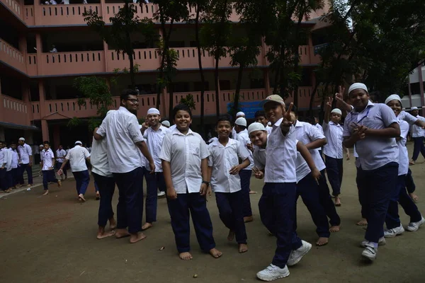Bangladesi Diákok Sétálnak Iskola Területén Osztályszünetben Dhaka Városban Bangladesben 2017 — Stock Fotó