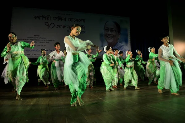 孟加拉国儿童艺术家在孟加拉国达卡邦格拉学院举行的女小说家塞琳娜 侯赛因的生日庆祝仪式上表演 2017年6月14日 — 图库照片