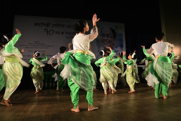 孟加拉国儿童艺术家在孟加拉国达卡邦格拉学院举行的女小说家塞琳娜 侯赛因的生日庆祝仪式上表演 2017年6月14日 — 图库照片