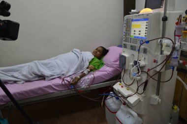 Bangladeş, Dhaka 'daki Ulusal Böbrek Hastalıkları ve Üroloji Enstitüsü' nde diyaliz makinesiyle kanını temizleyen bir kadın diyaliz hastası. 8 Mart 201 'de