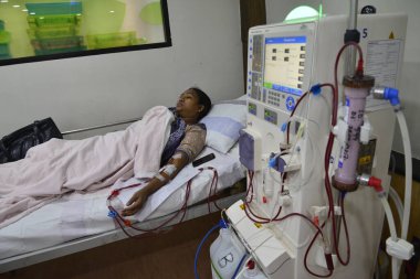 Bangladeş, Dhaka 'daki Ulusal Böbrek Hastalıkları ve Üroloji Enstitüsü' nde diyaliz makinesiyle kanını temizleyen bir kadın diyaliz hastası. 8 Mart 201 'de