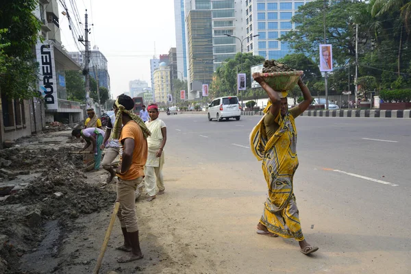 Bangladeşli Işçiler Bangladeş Başkenti Dhaka Yol Onarımında Çalışıyor Mayıs 2017 — Stok fotoğraf