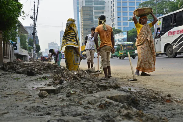 バングラデシュ労働者はバングラデシュのダッカ キャピタル シティで道路補修を行っている 2017年5月16日 — ストック写真