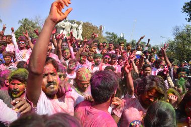 Bangladeşli öğrenciler, 13 Mart 2017 'de Dhaka Üniversitesi Güzel Sanatlar Enstitüsü' nde düzenlenen Holi kutlamaları sırasında renkli toz attılar. Holi festivali, ilkbaharın başlangıcını kutlamak için kutlanır. Her kesimden insan bu gece burada toplanır.