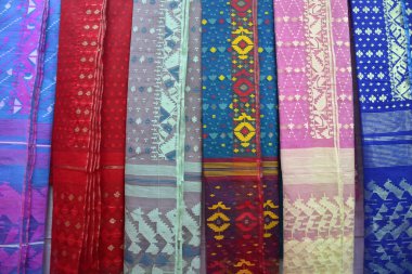 Bangladeşli esnaf Jamdani Sari 'yi 13 Haziran 2017' de Bangladeş 'in Dhaka kentindeki Ulusal Müze' de satışa sundu. Jamdani Sari sergisi Bangladeş Küçük ve Cottage Industries Corporation (BSCIC) tarafından National M 'de düzenlendi.