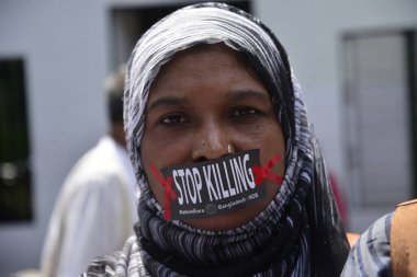 Bangladeş halkı, Bangladeş 'in Dhaka kentindeki Ulusal Basın Kulübü önünde Rohingya halkına yönelik şiddeti protesto etti. 08 Eylül 201 'de