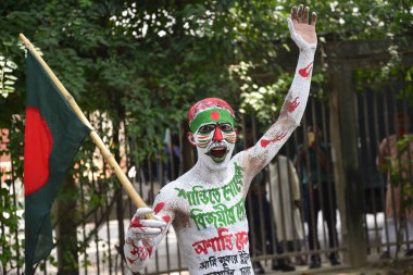 Myanmar 'daki Rohingya halkına yönelik şiddeti protesto eden Bangladeşli bir genç, Dhaka, Bangladeş' teki Ulusal Basın Kulübü önünde vücudunun ve ulusal bayrağın önünde protesto sloganı attı. 08 Eylül 201 'de