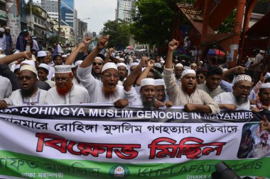Bangladeşli İslamcı parti eylemcisi, Cuma namazı sonrası Myanmar 'da, Bangladeş' in Dhaka kentindeki Baitul Mukarram Camii önünde, 8 Eylül 2017 'de Rohingya' da şiddete karşı bir protesto gösterisi düzenledi.