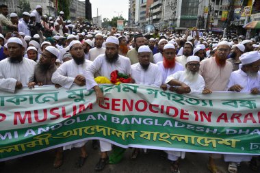 Bangladeşli İslamcı parti eylemcisi, Cuma namazı sonrası Myanmar 'da, Bangladeş' in Dhaka kentindeki Baitul Mukarram Camii önünde, 8 Eylül 2017 'de Rohingya' da şiddete karşı bir protesto gösterisi düzenledi.